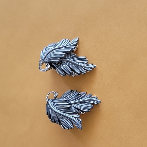 Vintage Silvertone and Grey Thermoset Leaf Bracelet and Clip on earring … - Picture 4 of 5